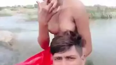 Dehati Desi XXX lovers enjoying outdoor sexy bathing on selfie cam MMS