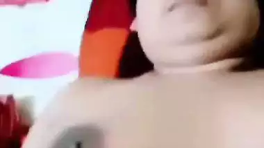 Man drills a chubby woman’s pussy in a village sex video