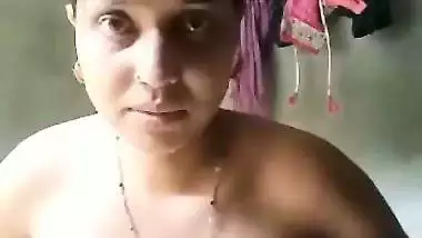 Cheating dehati hottie making her naked selfie in a bathroom