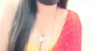 Live streaming cam girl showing sexy round boobs